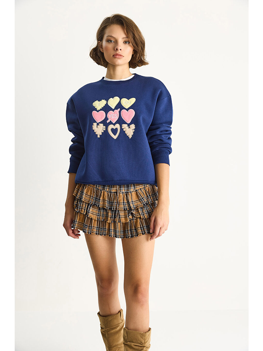 Lacivert Kadın Bisiklet Yaka Kalp Nakışlı Şardonlu Üç İplik Sweatshirt-3