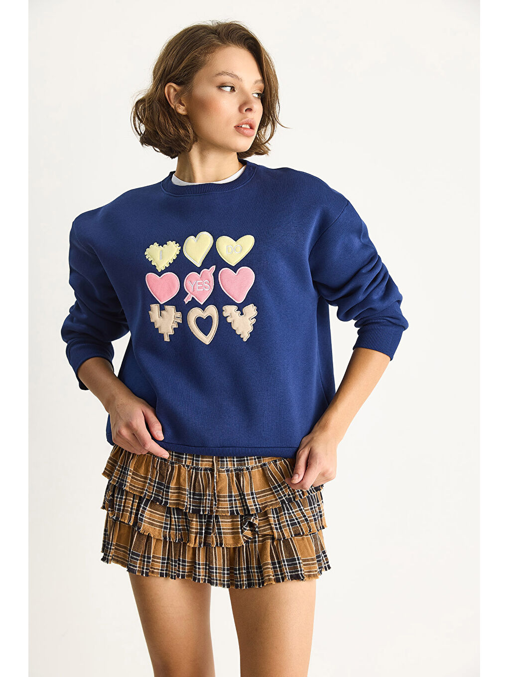 Lacivert Kadın Bisiklet Yaka Kalp Nakışlı Şardonlu Üç İplik Sweatshirt-4