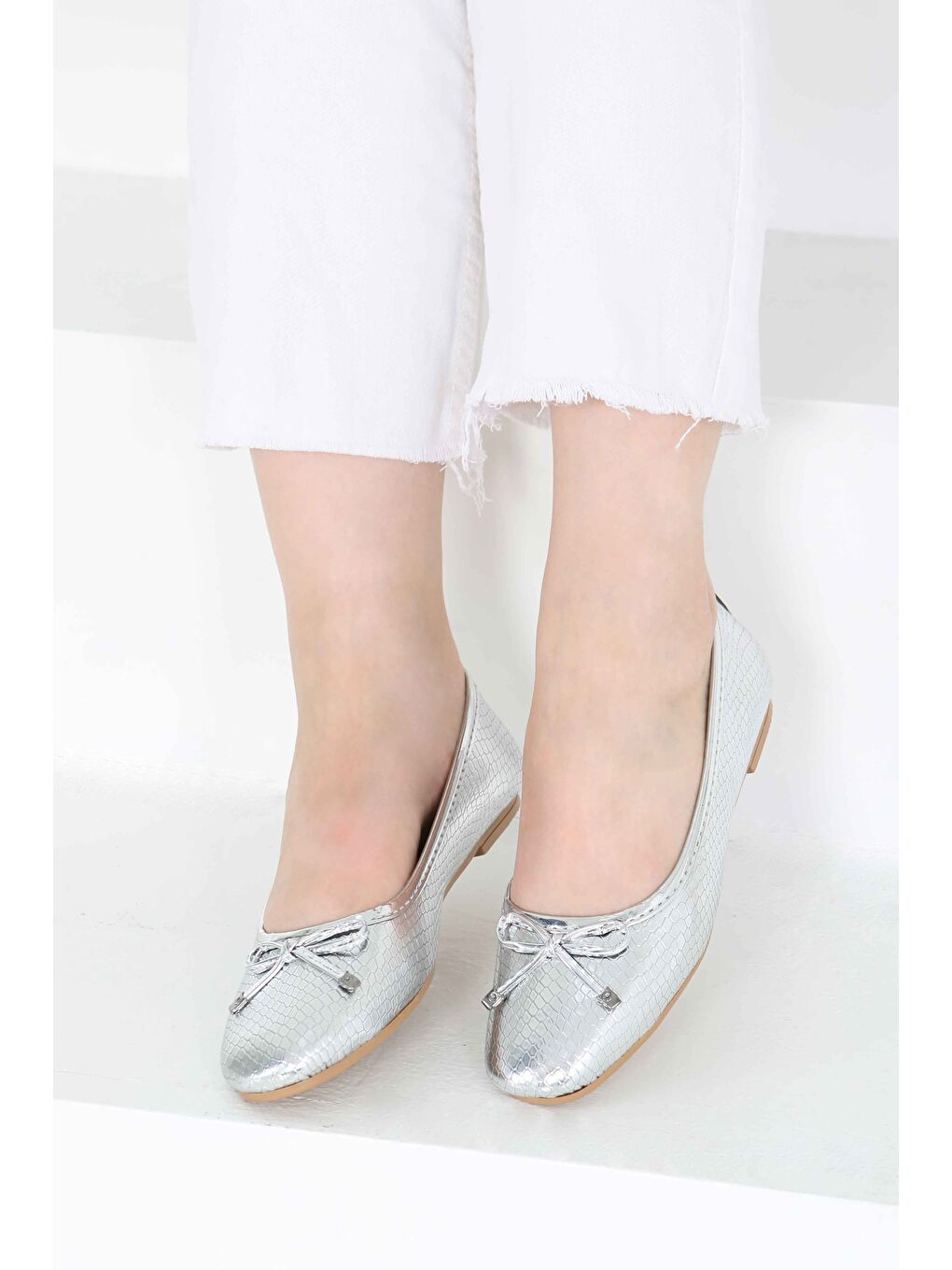 Gri Kadın Gümüş Fiyonklu Parlak Babet - 27239