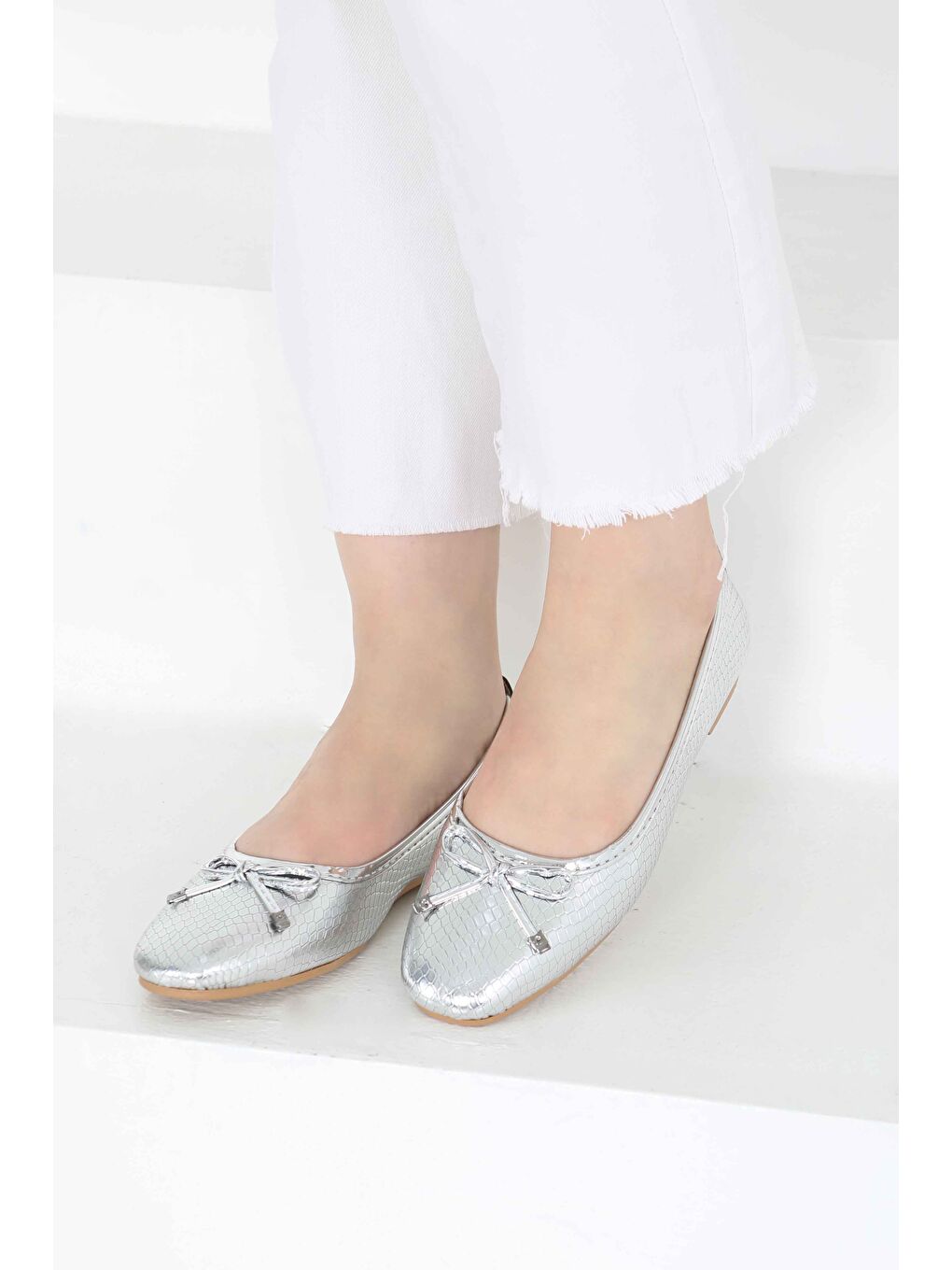 Gri Kadın Gümüş Fiyonklu Parlak Babet - 27239-4