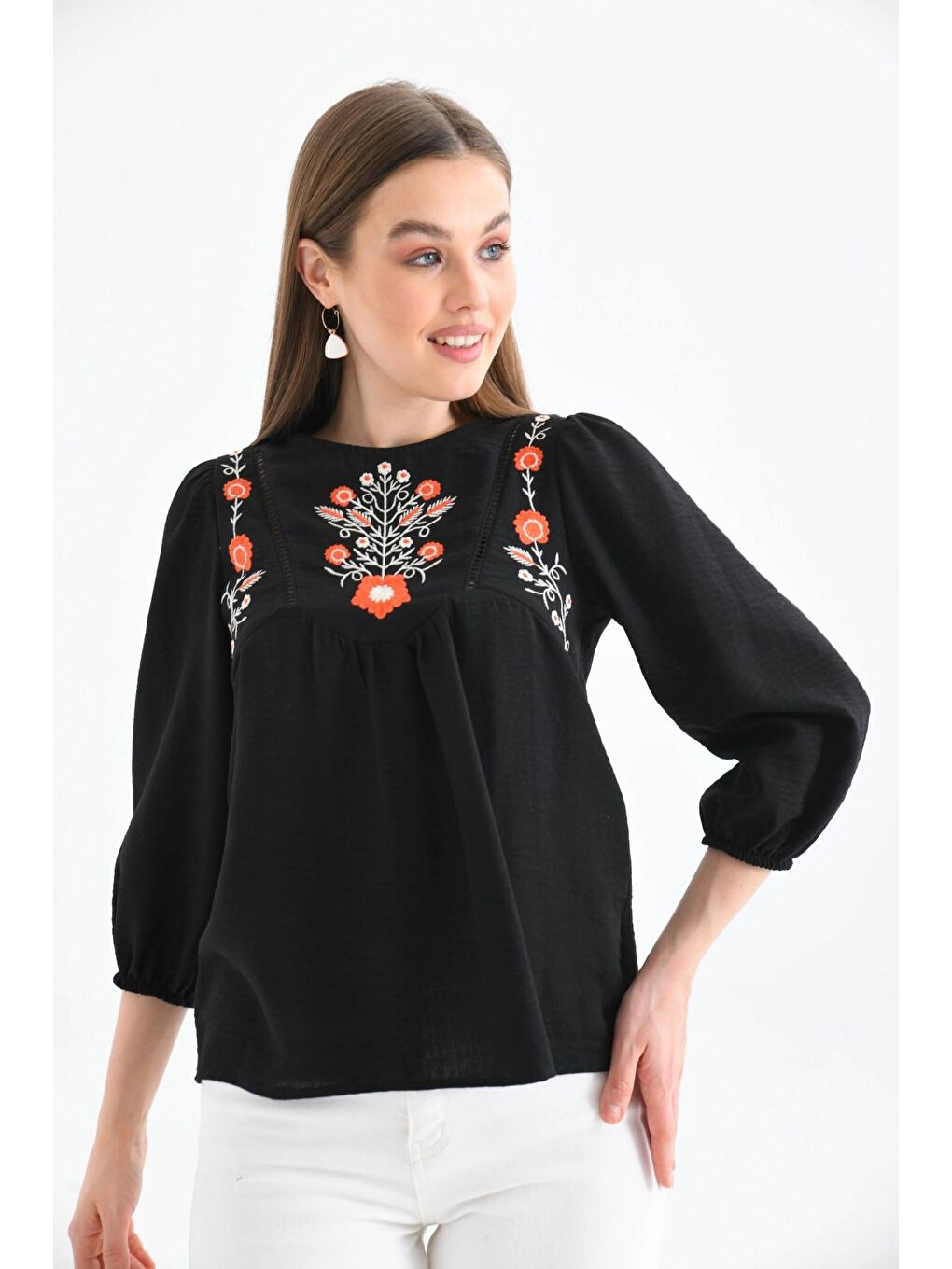 Kadın Siyah Bisiklet Yaka Balon Kol Nakışlı Aerobin Dokuma Bluz