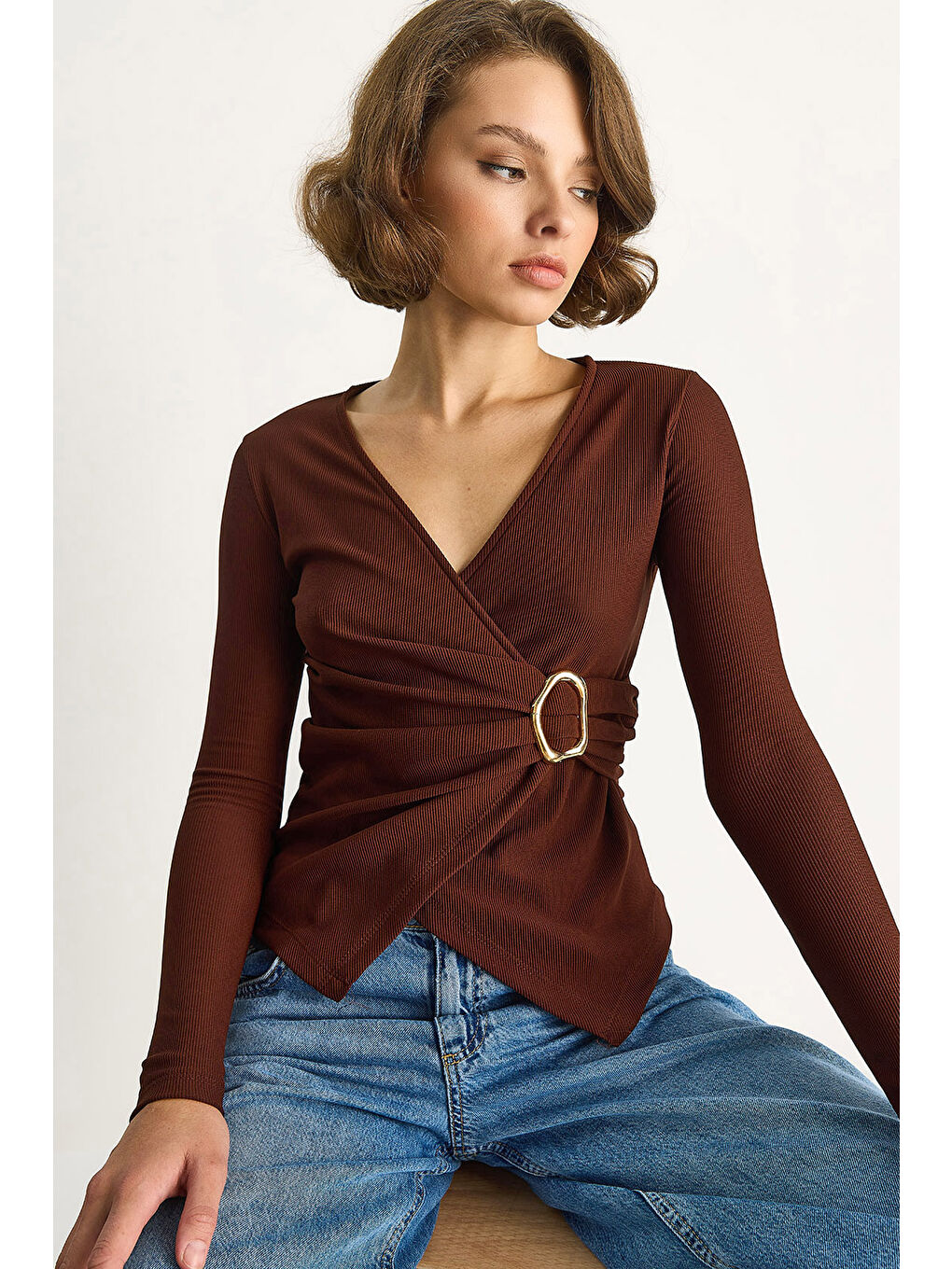 Kahverengi Kadın Kruvaze Yaka Gold Toka Detaylı Uzun Kollu Bluz