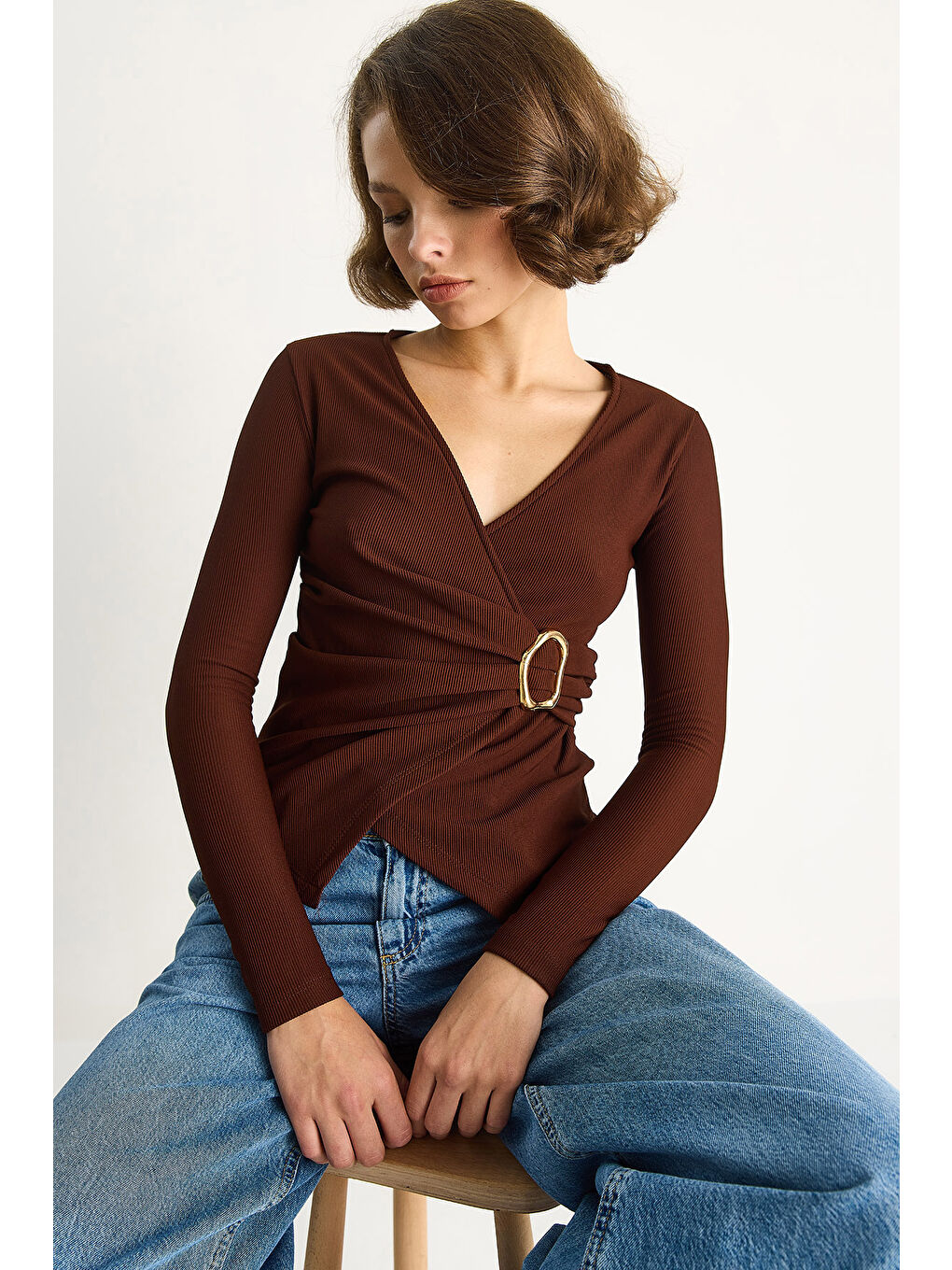 Kahverengi Kadın Kruvaze Yaka Gold Toka Detaylı Uzun Kollu Bluz-1