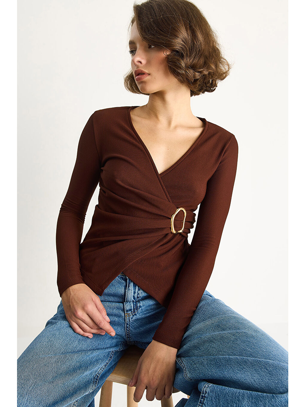 Kahverengi Kadın Kruvaze Yaka Gold Toka Detaylı Uzun Kollu Bluz-2