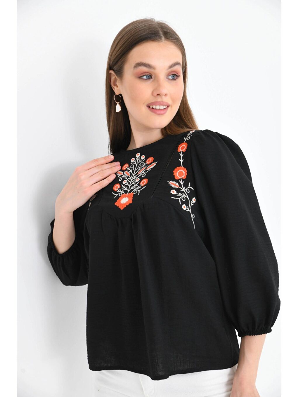 Kadın Siyah Bisiklet Yaka Balon Kol Nakışlı Aerobin Dokuma Bluz-1