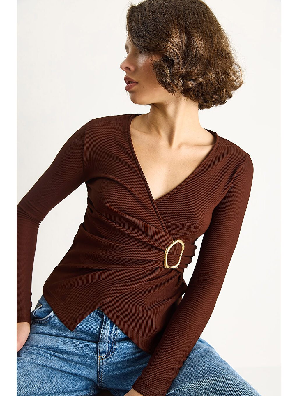 Kahverengi Kadın Kruvaze Yaka Gold Toka Detaylı Uzun Kollu Bluz-3