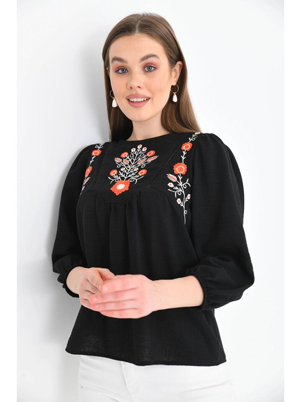 Kadın Siyah Bisiklet Yaka Balon Kol Nakışlı Aerobin Dokuma Bluz-2