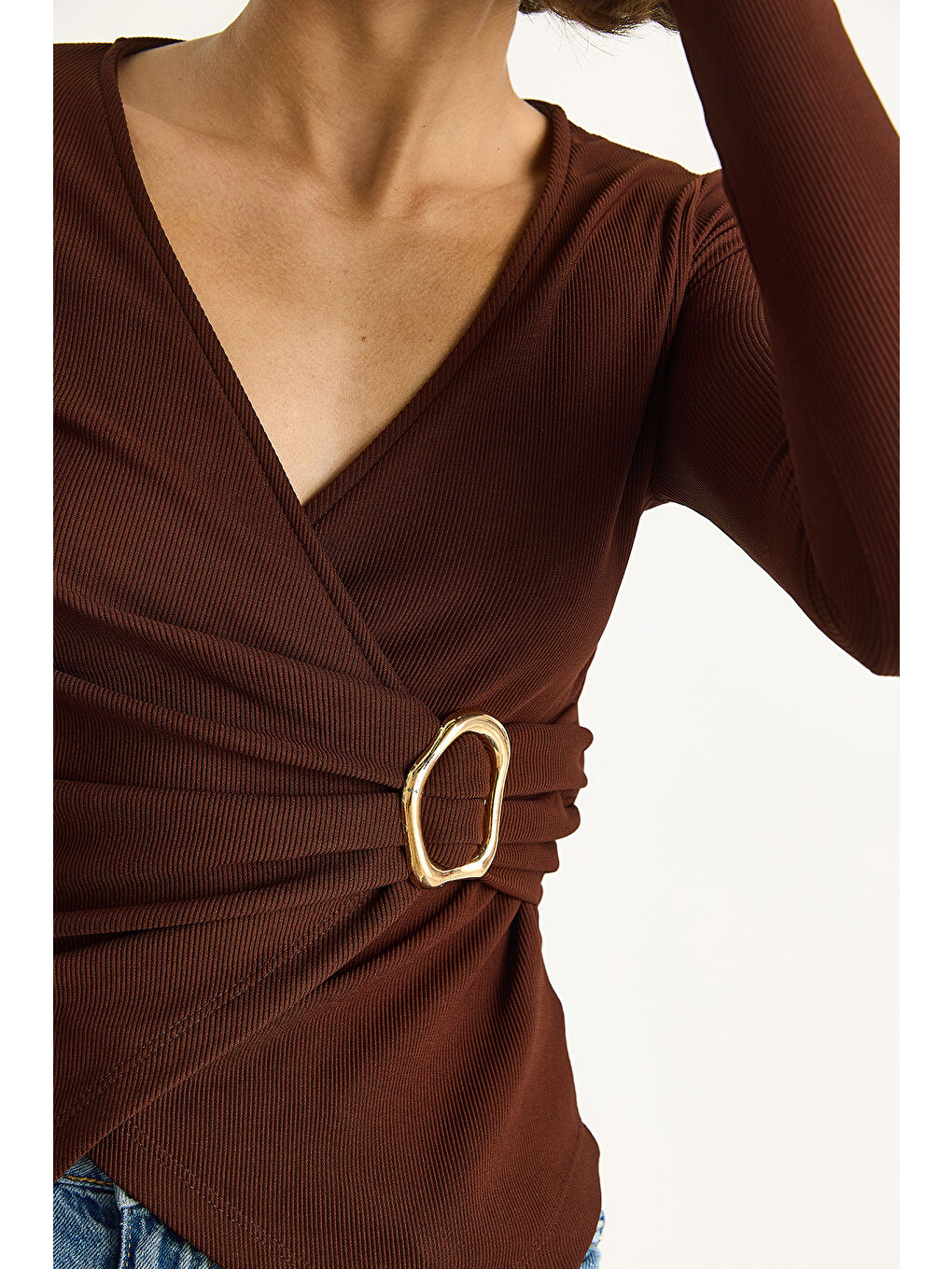 Kahverengi Kadın Kruvaze Yaka Gold Toka Detaylı Uzun Kollu Bluz-4