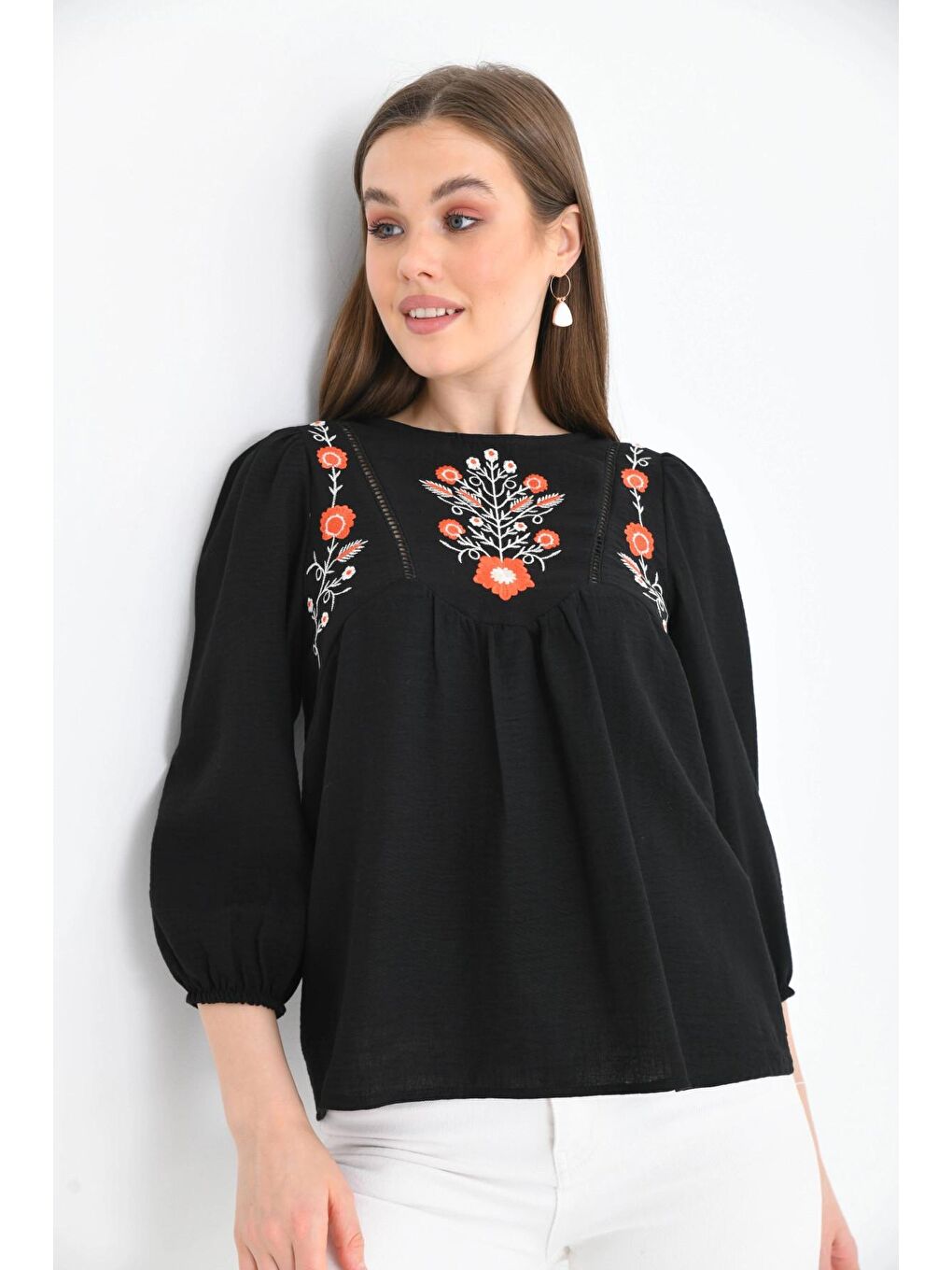 Kadın Siyah Bisiklet Yaka Balon Kol Nakışlı Aerobin Dokuma Bluz-3