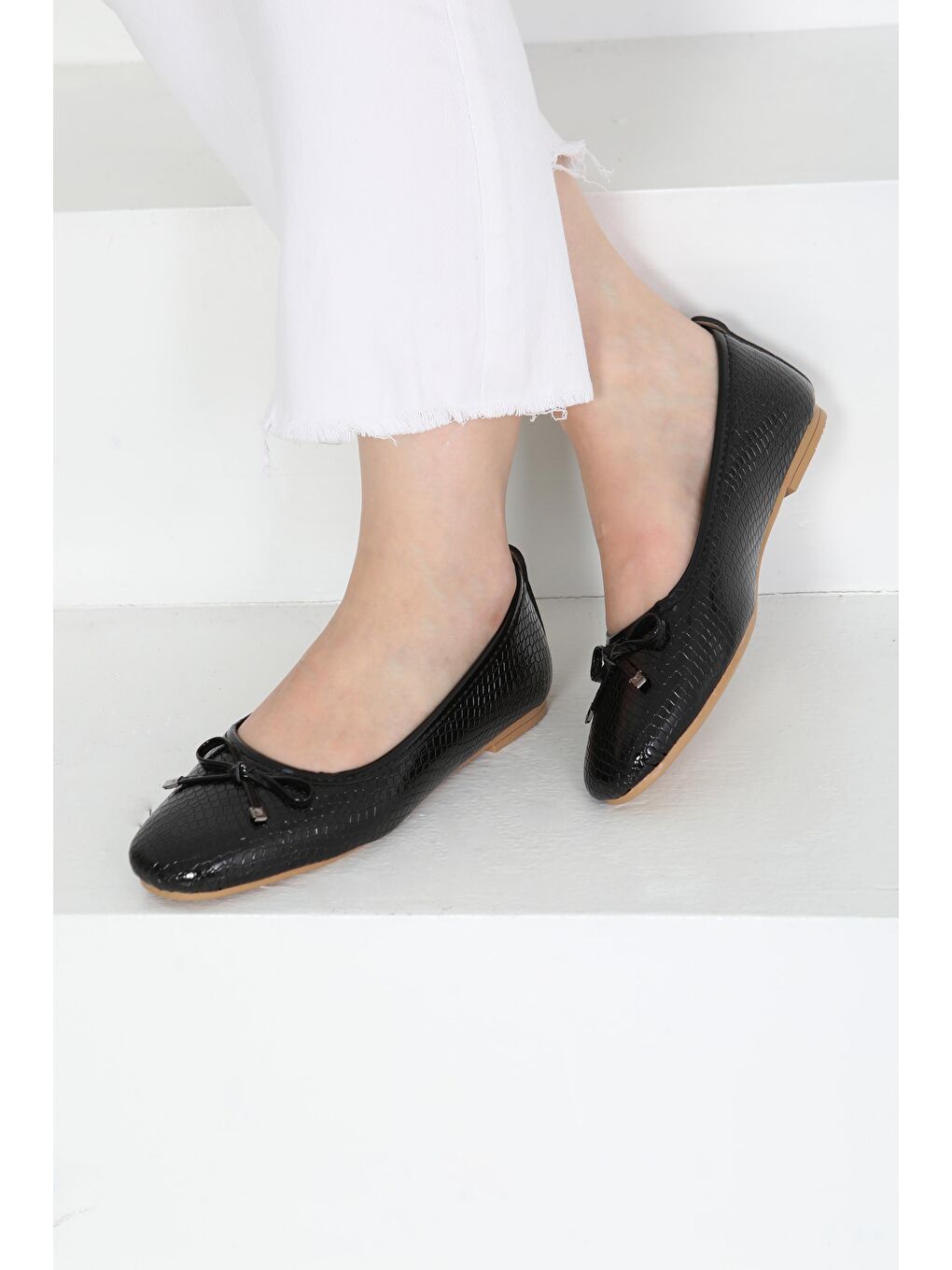 Kadın Siyah Fiyonklu Parlak Babet - 27239-1