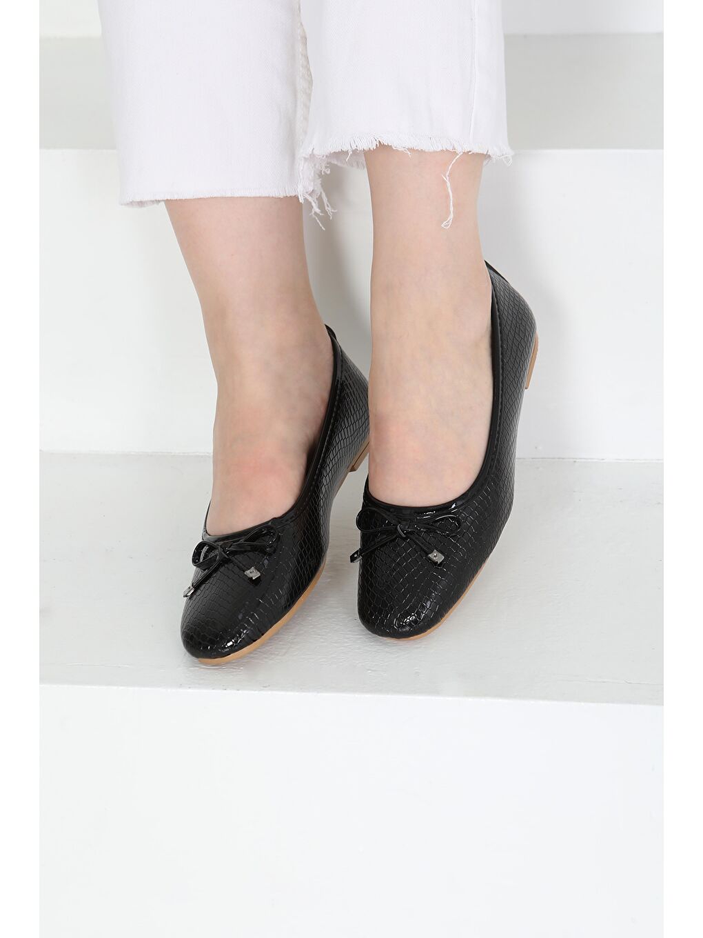 Kadın Siyah Fiyonklu Parlak Babet - 27239-2