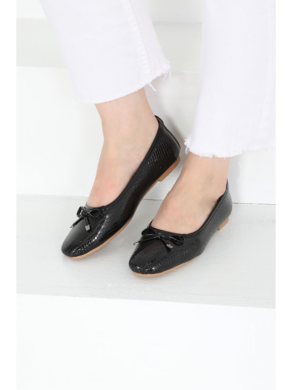 Kadın Siyah Fiyonklu Parlak Babet - 27239-3