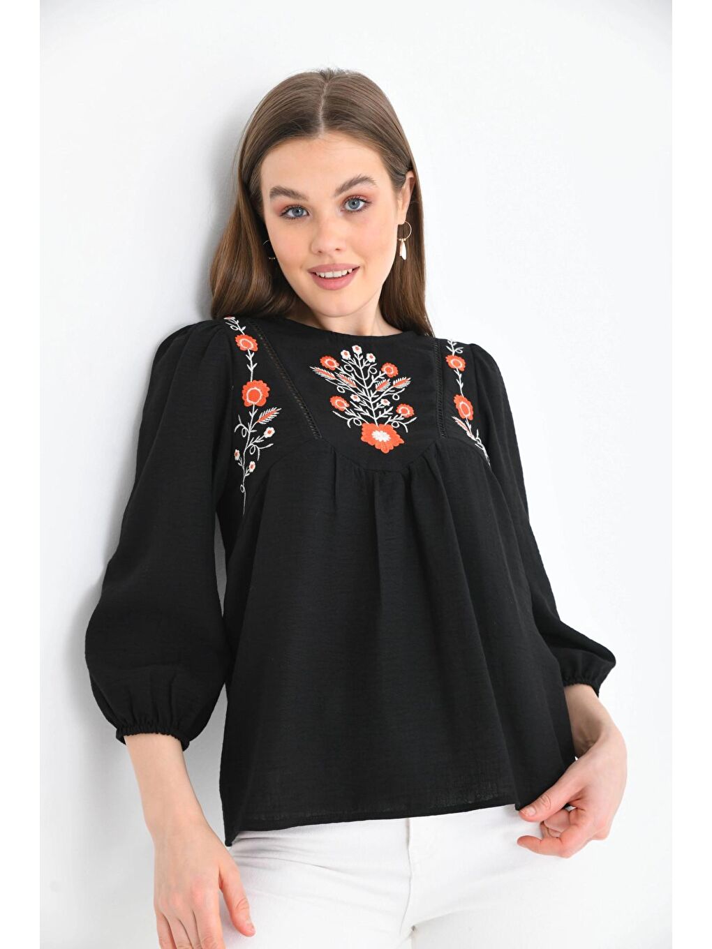 Kadın Siyah Bisiklet Yaka Balon Kol Nakışlı Aerobin Dokuma Bluz-4