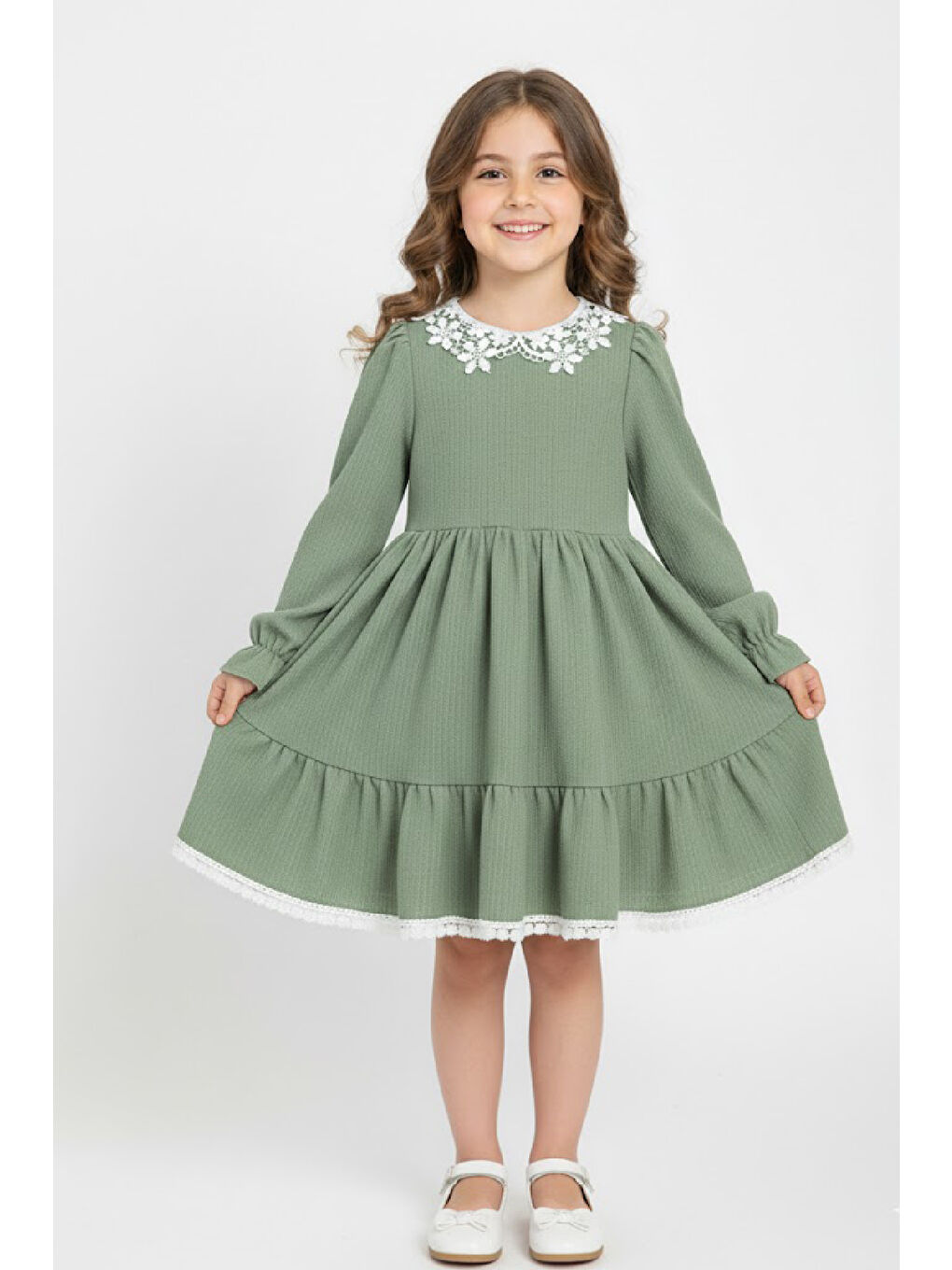 Yeşil Kız Çocuk Elbise -Bürümcük Kumaş-Yaka ve Etek Uçları Nakış Detaylı 4-9 Yaş 12516