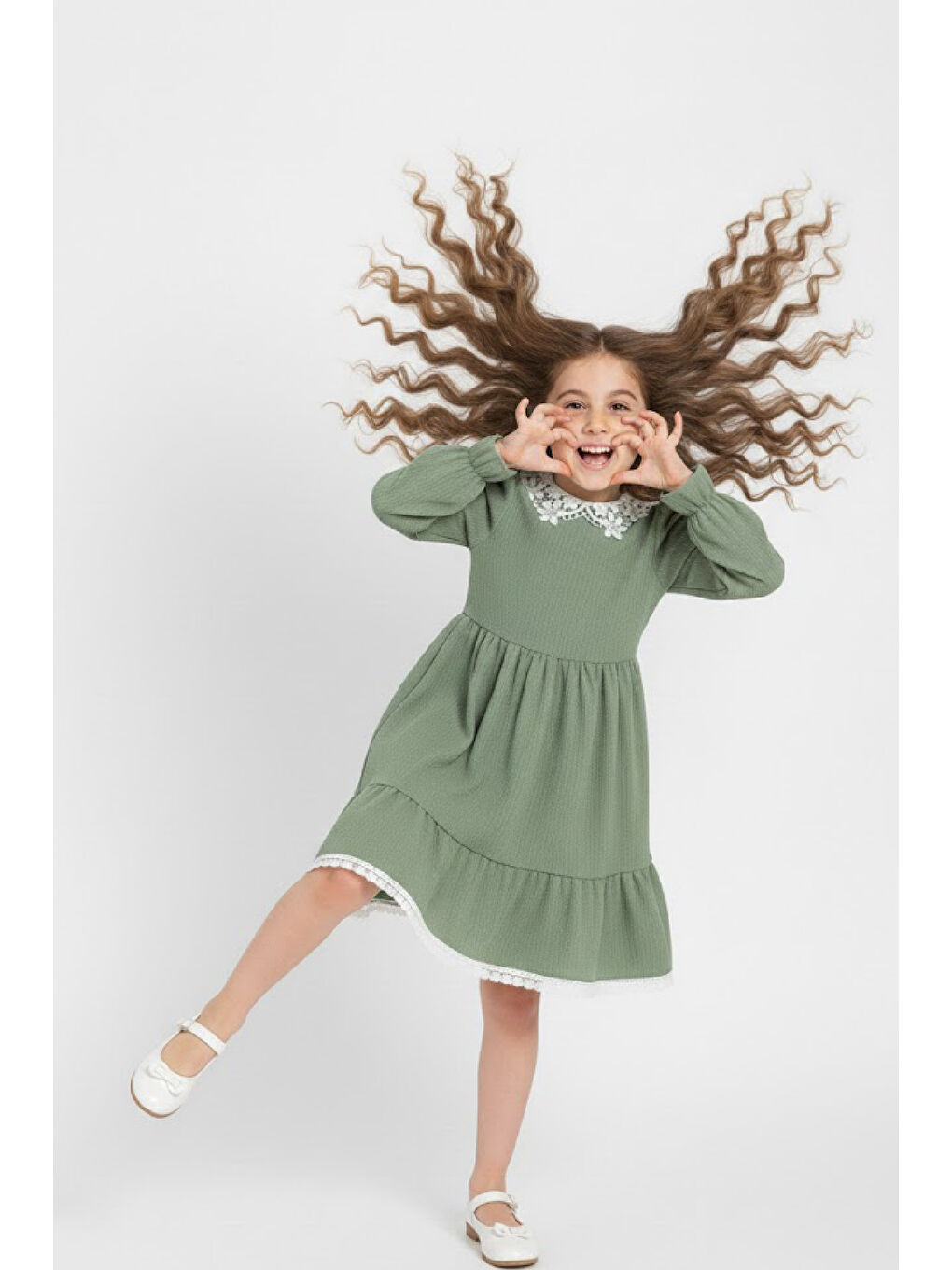 Yeşil Kız Çocuk Elbise -Bürümcük Kumaş-Yaka ve Etek Uçları Nakış Detaylı 4-9 Yaş 12516-1