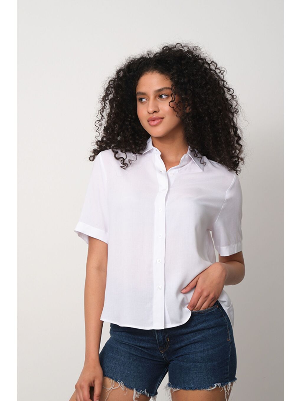 Beyaz Kısa Kollu Salaş Viskon Gömlek
