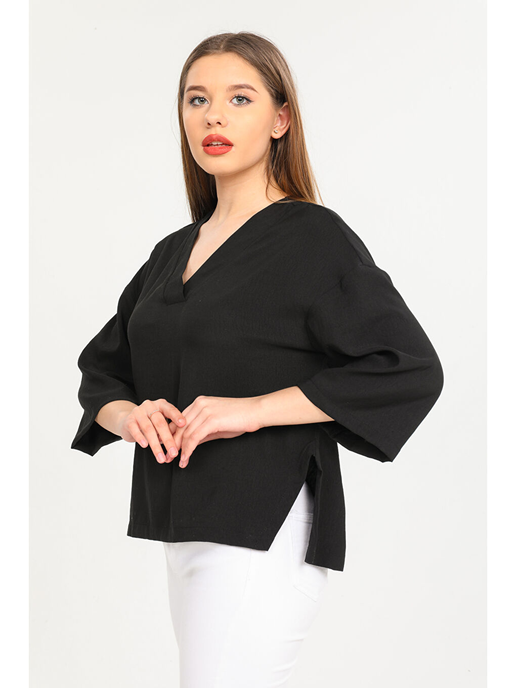 Siyah Yırtmaç Detaylı V Yaka Gömlek-1