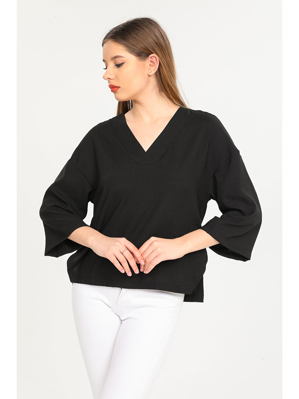 Siyah Yırtmaç Detaylı V Yaka Gömlek-2