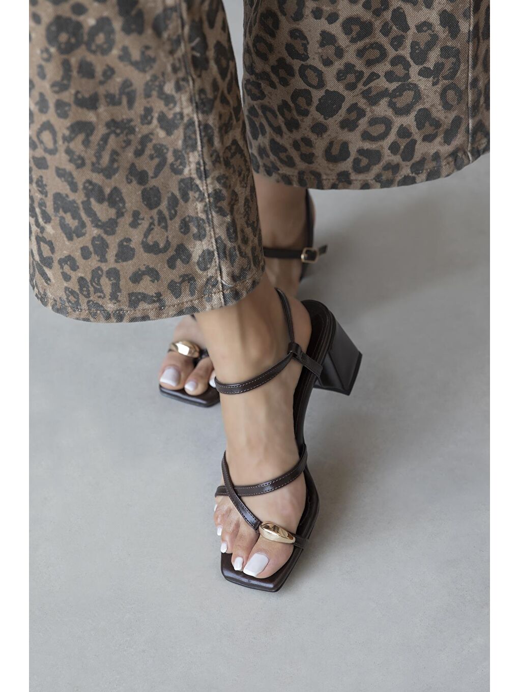 Kahverengi Ketrin Kadın Parmak Arası Kırışık Deri Sandalet Kahve