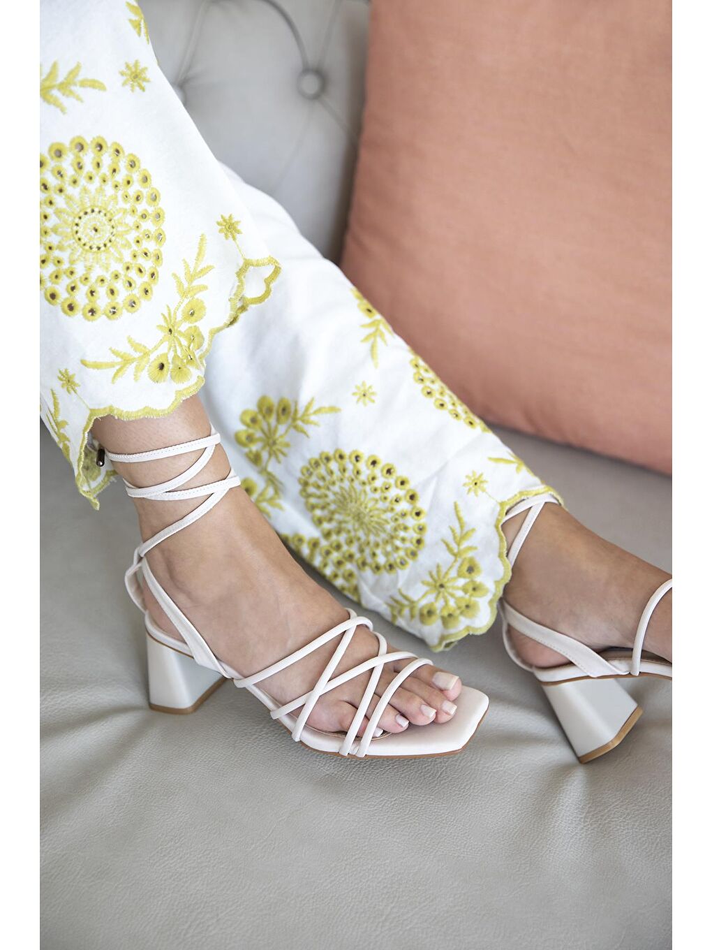 Venice Kadın Topuklu Küt Burun Kumaş Sandalet Bej-1