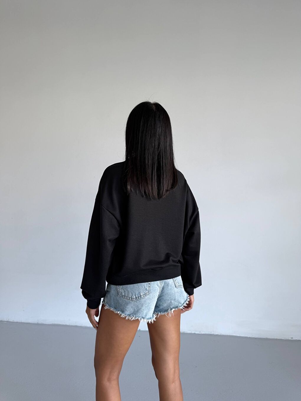 Siyah İki İplik Bisiklet Yaka Sweatshirt-3