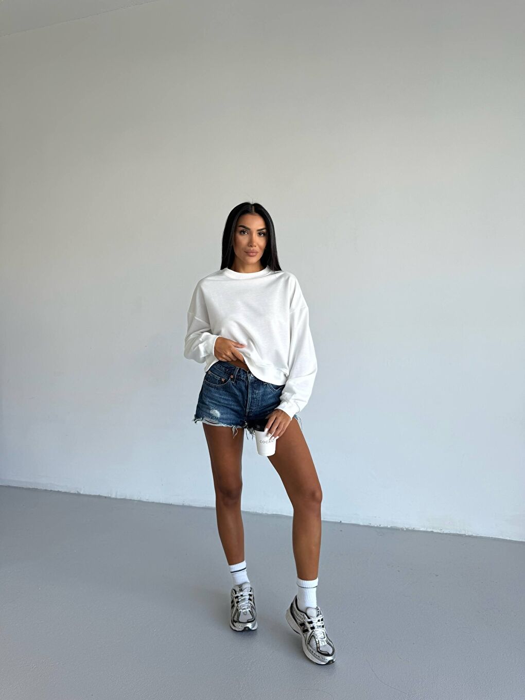 Beyaz İki İplik Bisiklet Yaka Sweatshirt-4