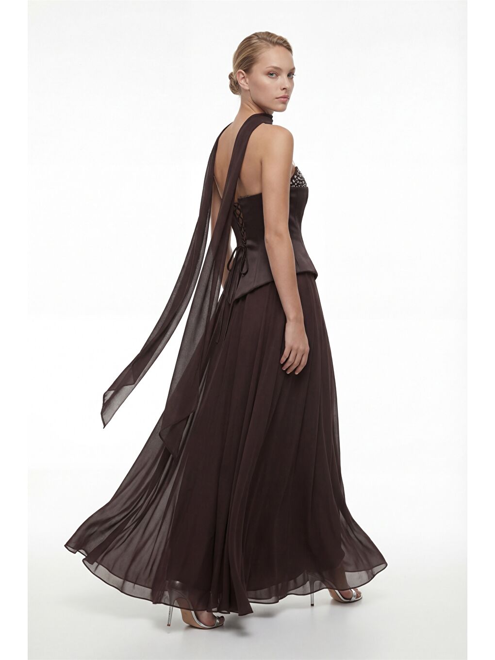 Kadın Kahverengi Straplez Yaka Taşlı Peplum Detay Uzun Abiye Elbise-5