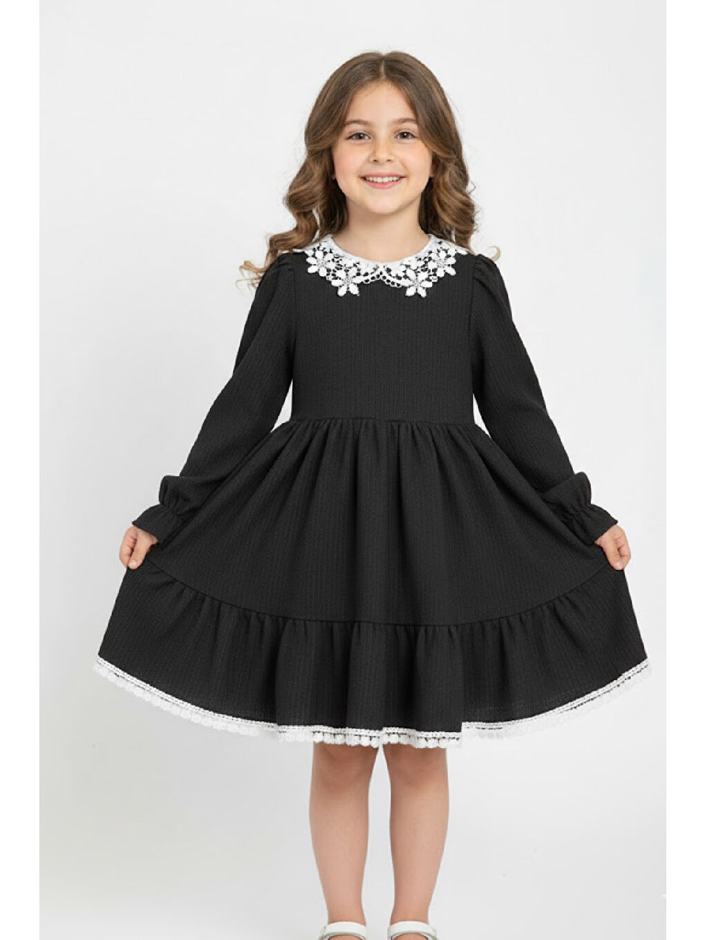 Siyah Kız Çocuk Elbise -Bürümcük Kumaş-Yaka ve Etek Uçları Nakış Detaylı 4-9 Yaş 12516