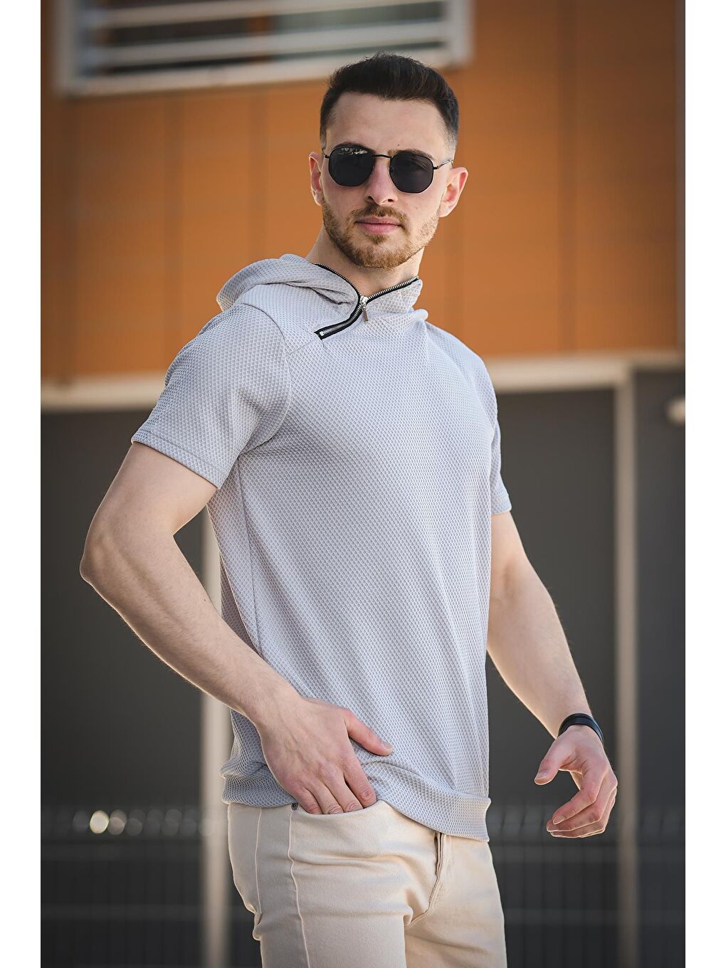 Gri Slim Fit Dokulu Fermuar Detaylı Kapüşonlu Erkek Tişört