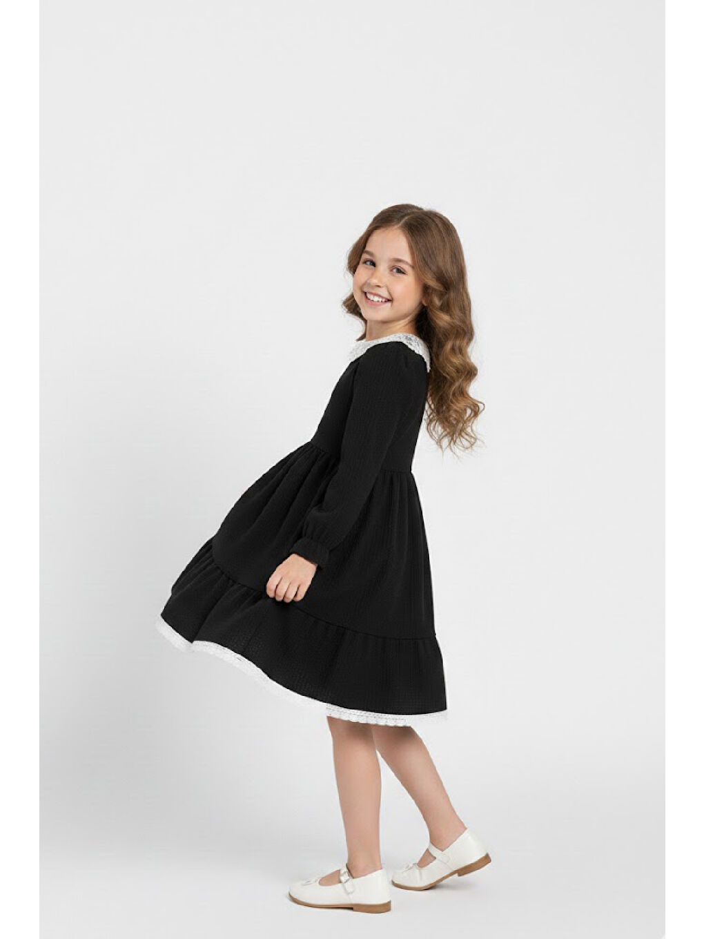 Siyah Kız Çocuk Elbise -Bürümcük Kumaş-Yaka ve Etek Uçları Nakış Detaylı 4-9 Yaş 12516-3