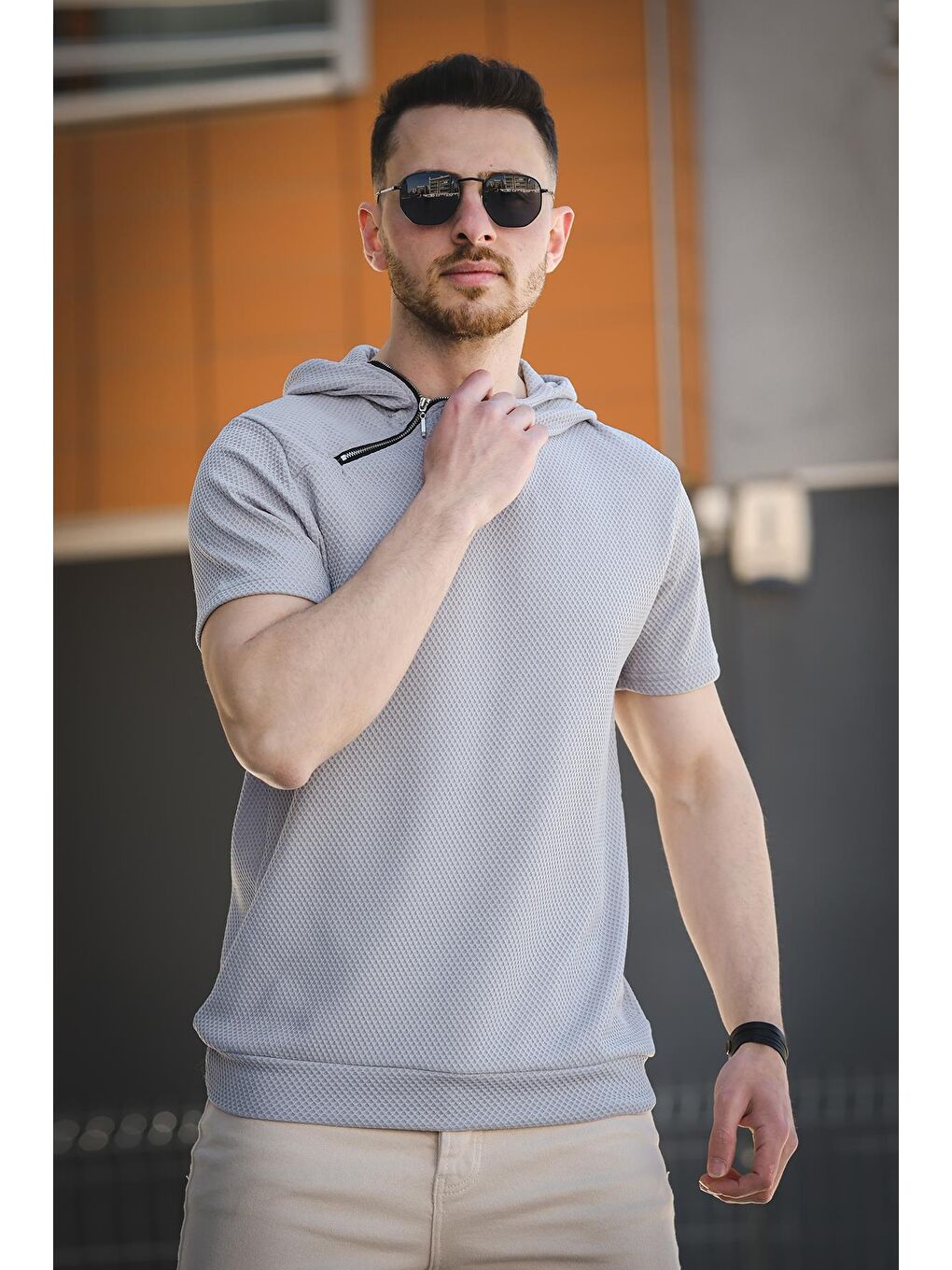 Gri Slim Fit Dokulu Fermuar Detaylı Kapüşonlu Erkek Tişört-1
