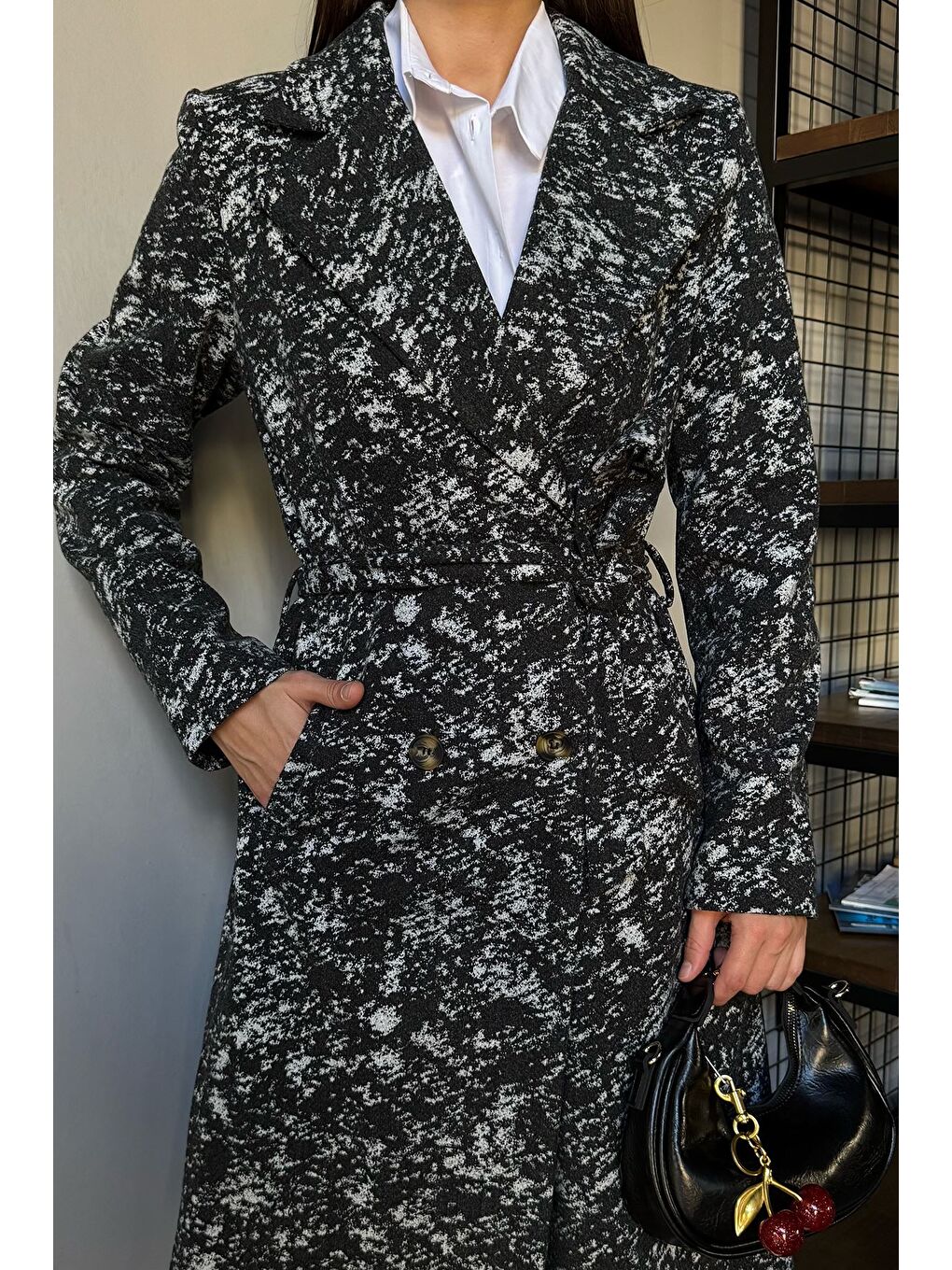 Siyah Kadın İç Astarlı Çift Cepli Desenli Kaşe Kaban-1