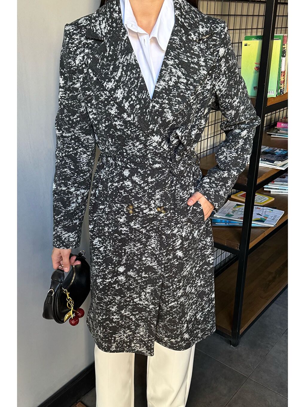 Siyah Kadın İç Astarlı Çift Cepli Desenli Kaşe Kaban-2