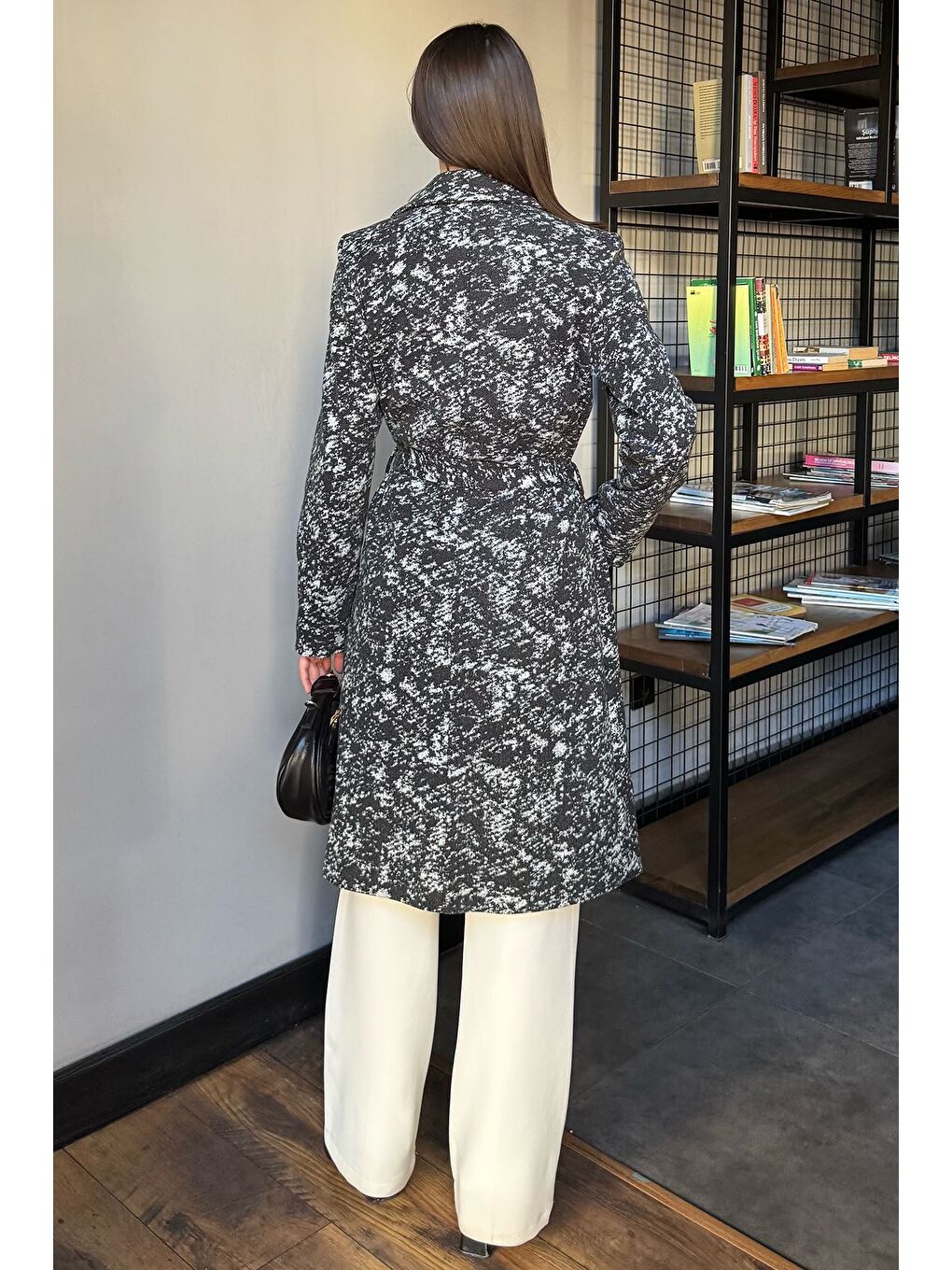 Siyah Kadın İç Astarlı Çift Cepli Desenli Kaşe Kaban-3