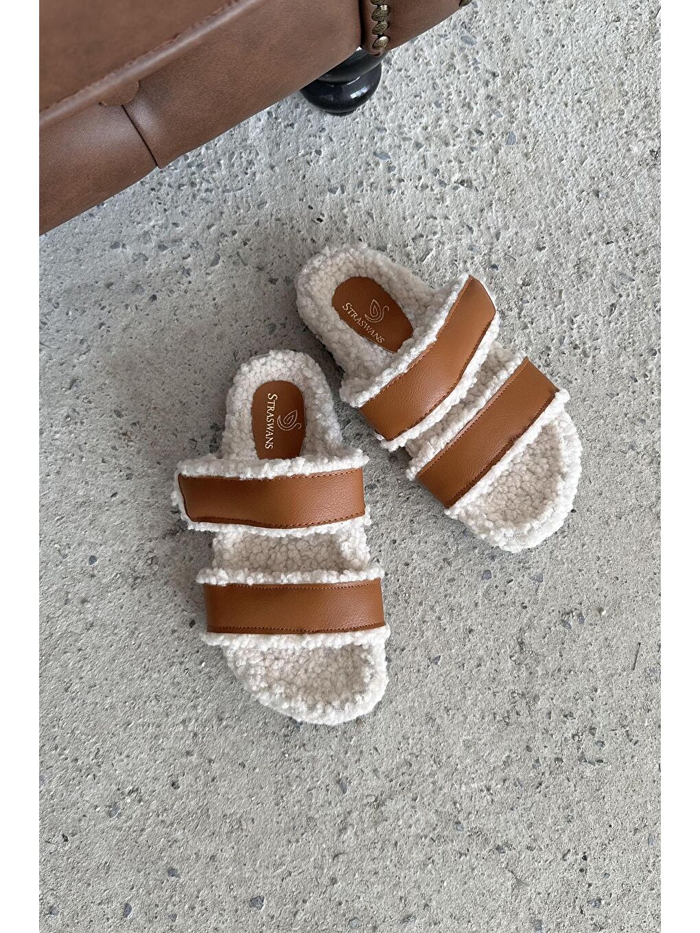 Kahverengi Pietro   Kadın  Tüylü  Bant Detay Düz Taban Terlik Taba-1