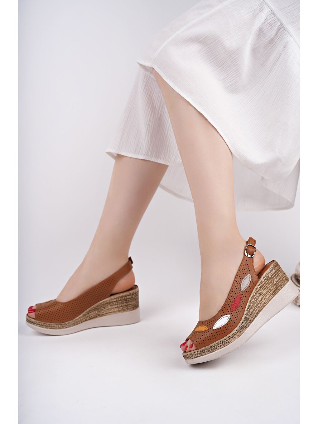 Kahverengi FİLYOS Hakiki Deri Arkası Açık Dolgu Topuklu Ayarlanabilir Kemerli Delikli Günlük Kadın Sandalet-2