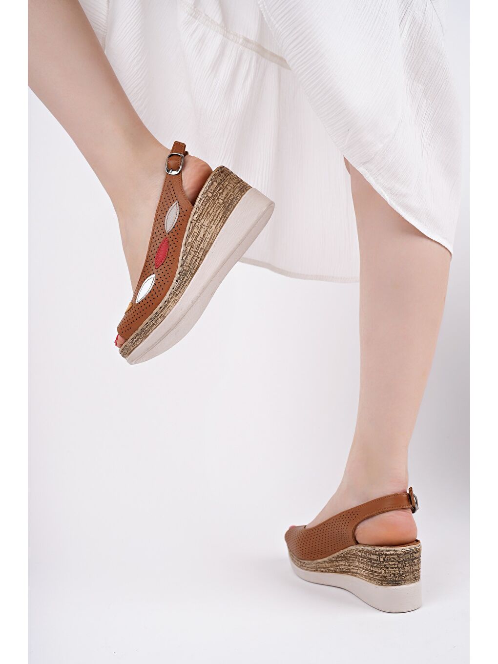 Kahverengi FİLYOS Hakiki Deri Arkası Açık Dolgu Topuklu Ayarlanabilir Kemerli Delikli Günlük Kadın Sandalet-3