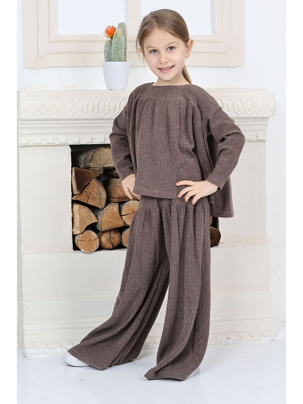 Kahverengi Kız Çocuk Kahve Kız Çocuk Kare Yaka Armalı Bluz ve Salaş Pantolon Alt Üst Takım - 26815-2