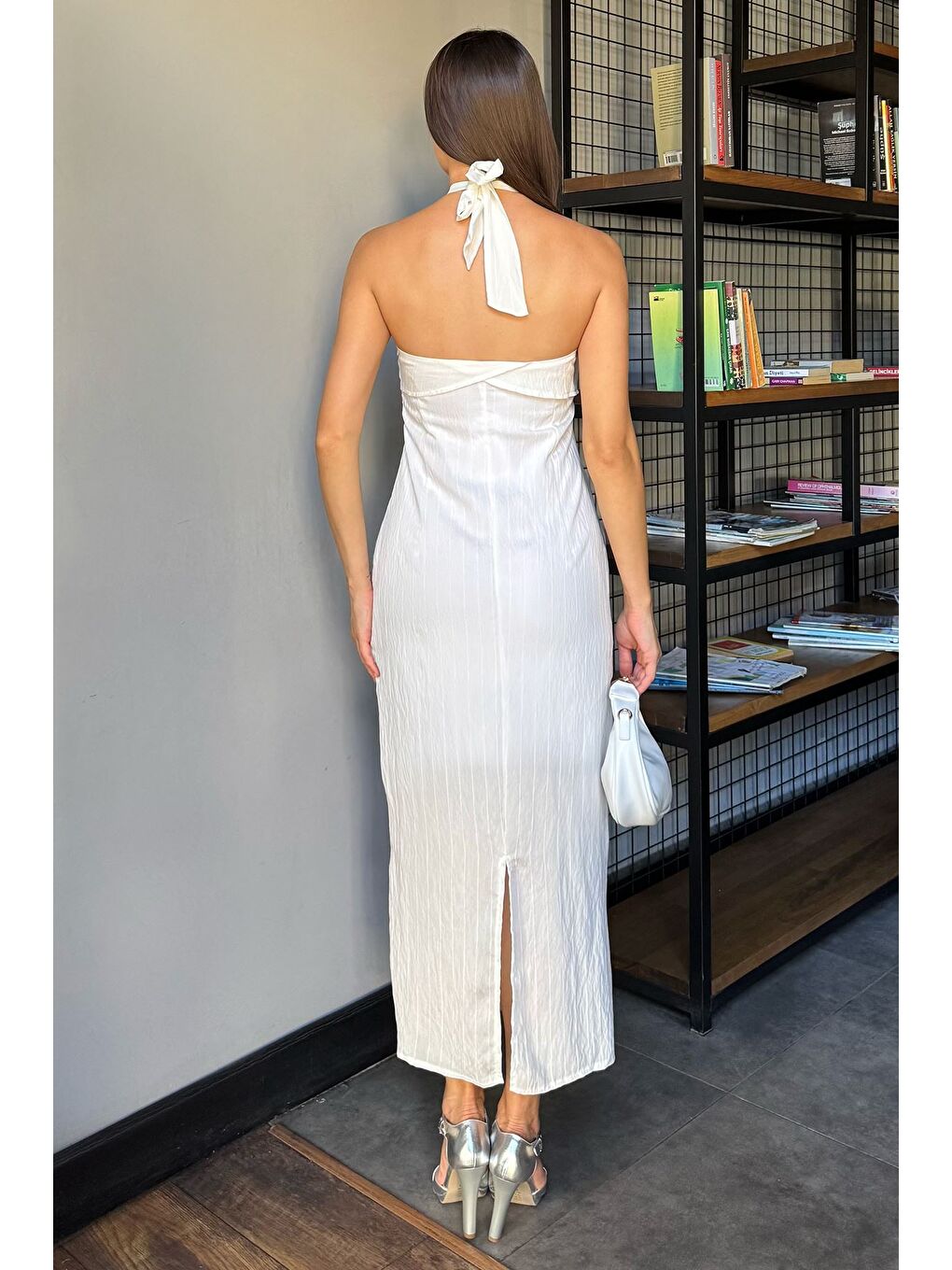 Ekru Kadın Boyun Bağlamalı Gold Aksesuar Detaylı Elbise-4