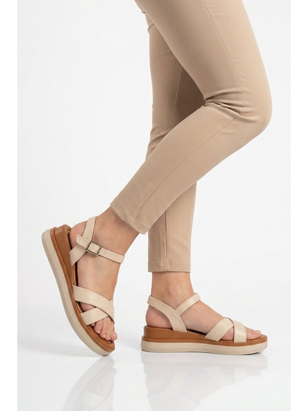 Bej Hafif Yumuşak Tabanlı Kadın Sandalet 335332 Z