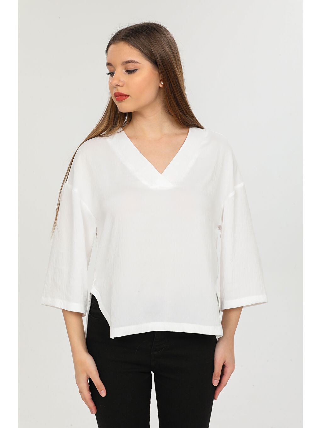 Beyaz Yırtmaç Detaylı V Yaka Gömlek-2
