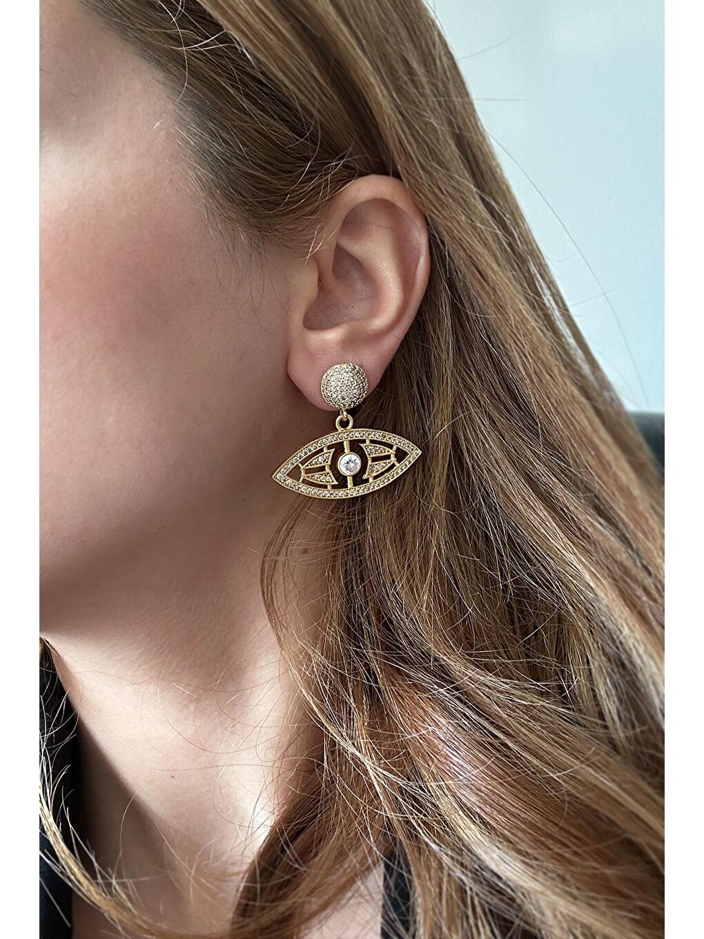 Beyaz Artisan Horus Zirkon Gömme Taşlı 18 K Altın Kaplama Küpe