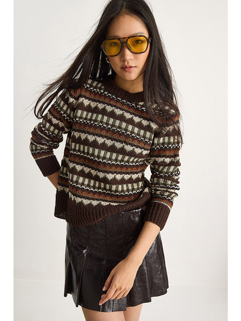 Kahverengi Kadın Omuz Patlı Desenli Triko Kazak