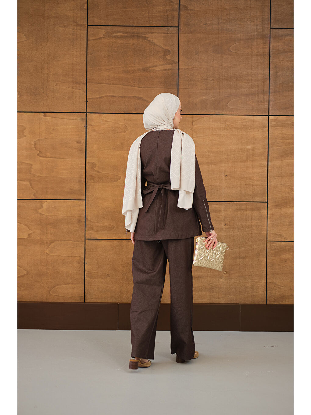 Kadın Bileği Fermuarlı Ön Yırtmaçlı Bel Bağlamalı Takım Kahverengi-4