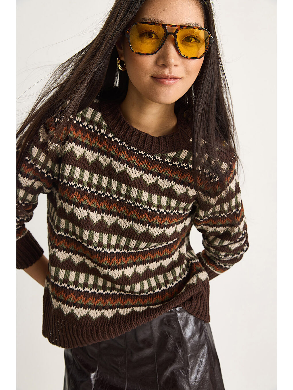 Kahverengi Kadın Omuz Patlı Desenli Triko Kazak-1