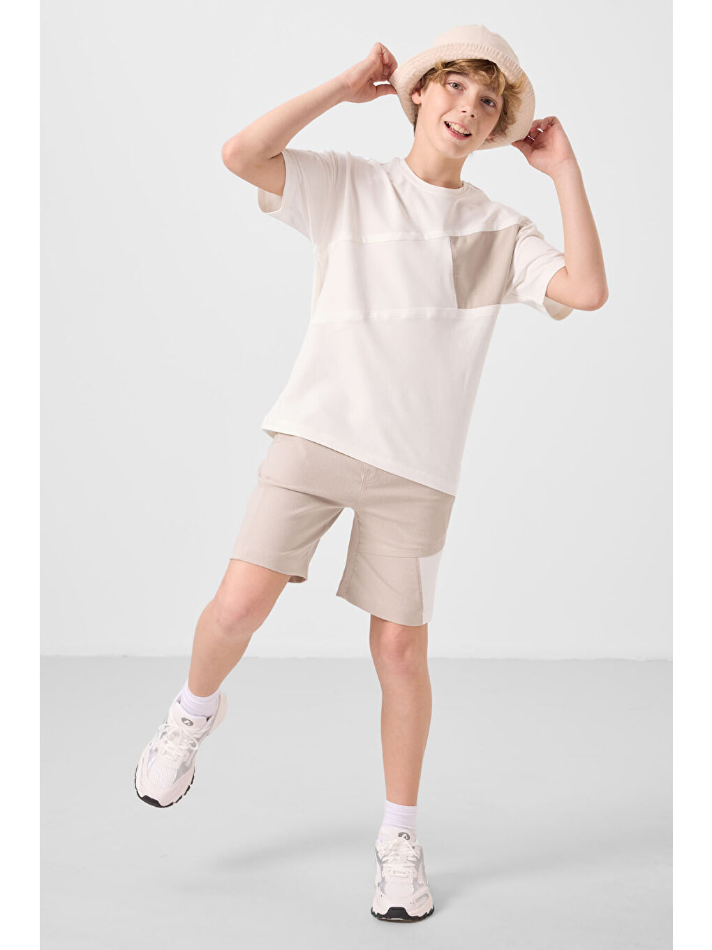 Ekru-Taş Pamuklu Oversize Fit Dokuma Hafif Esnek Chino Erkek Çocuk Şort Takım - 11275-4