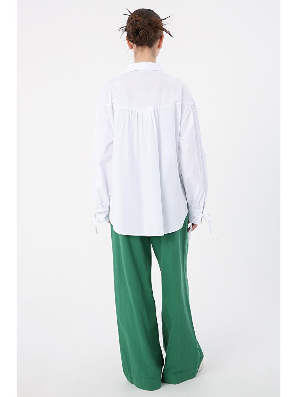 Beyaz-%100 Pamuk Kolları Bağlama Detaylı Gömlek-3