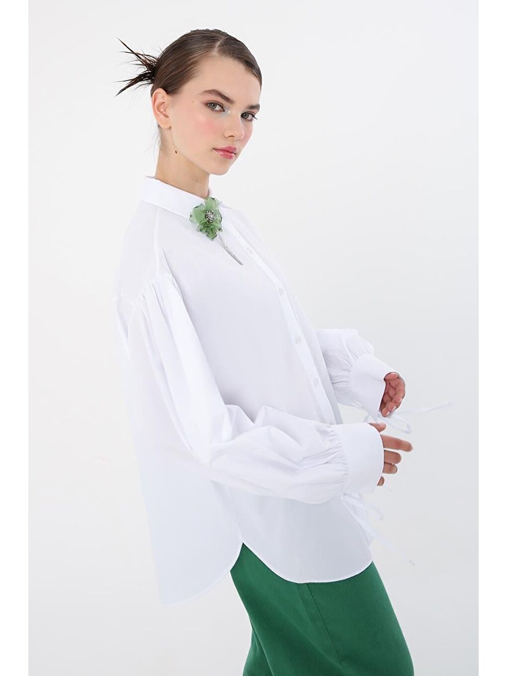 Beyaz-%100 Pamuk Kolları Bağlama Detaylı Gömlek-4