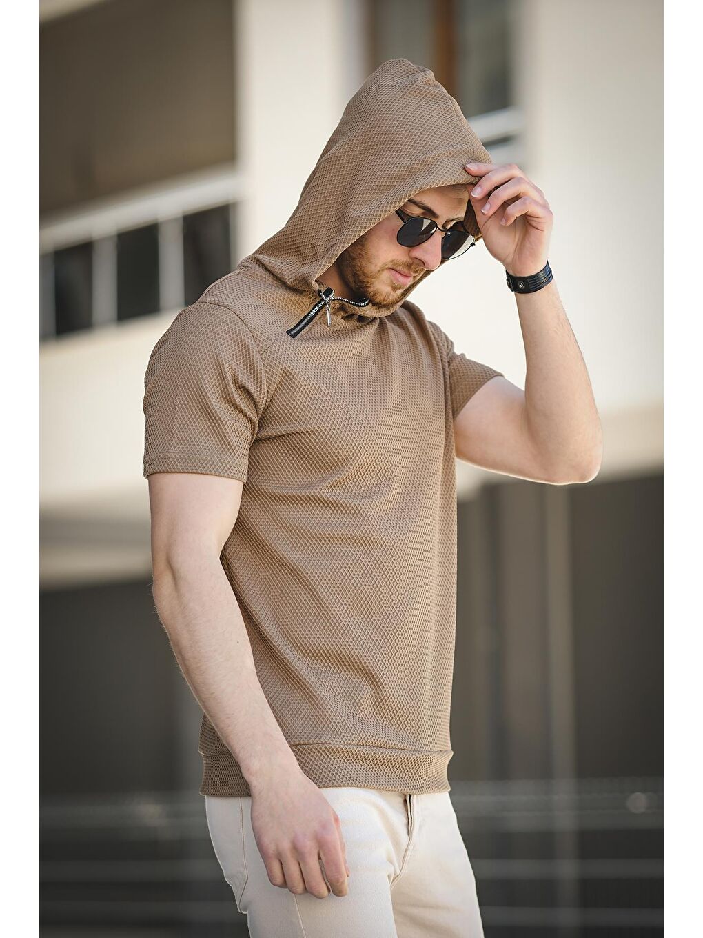 Kahverengi Slim Fit Dokulu Fermuar Detaylı Kapüşonlu Erkek Tişört-2