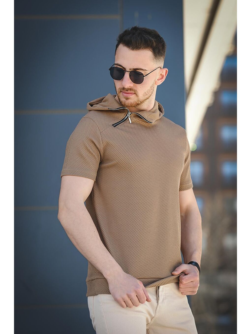 Kahverengi Slim Fit Dokulu Fermuar Detaylı Kapüşonlu Erkek Tişört-3
